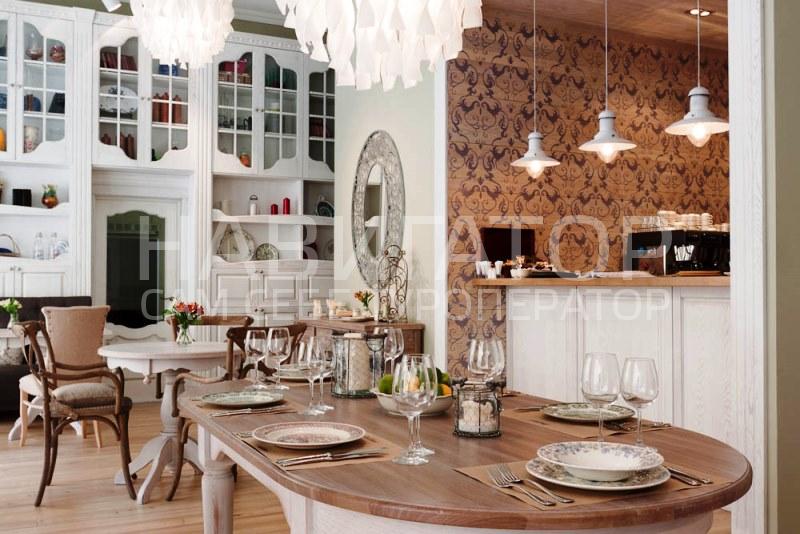 CHALET DE PROVENCE BUSINESS HOTEL (Шале де Прованс Бизнес Отель) - отель в Санкт-Петербург